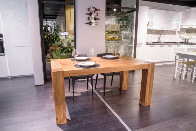 Tavolo in legno massello allungabile