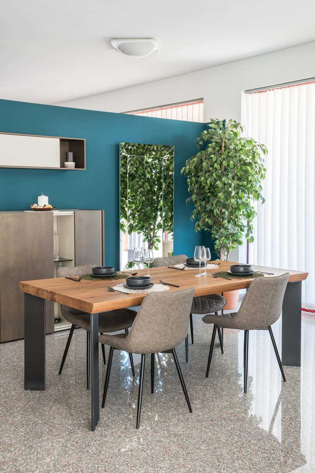 Tavolo moderno in legno massello