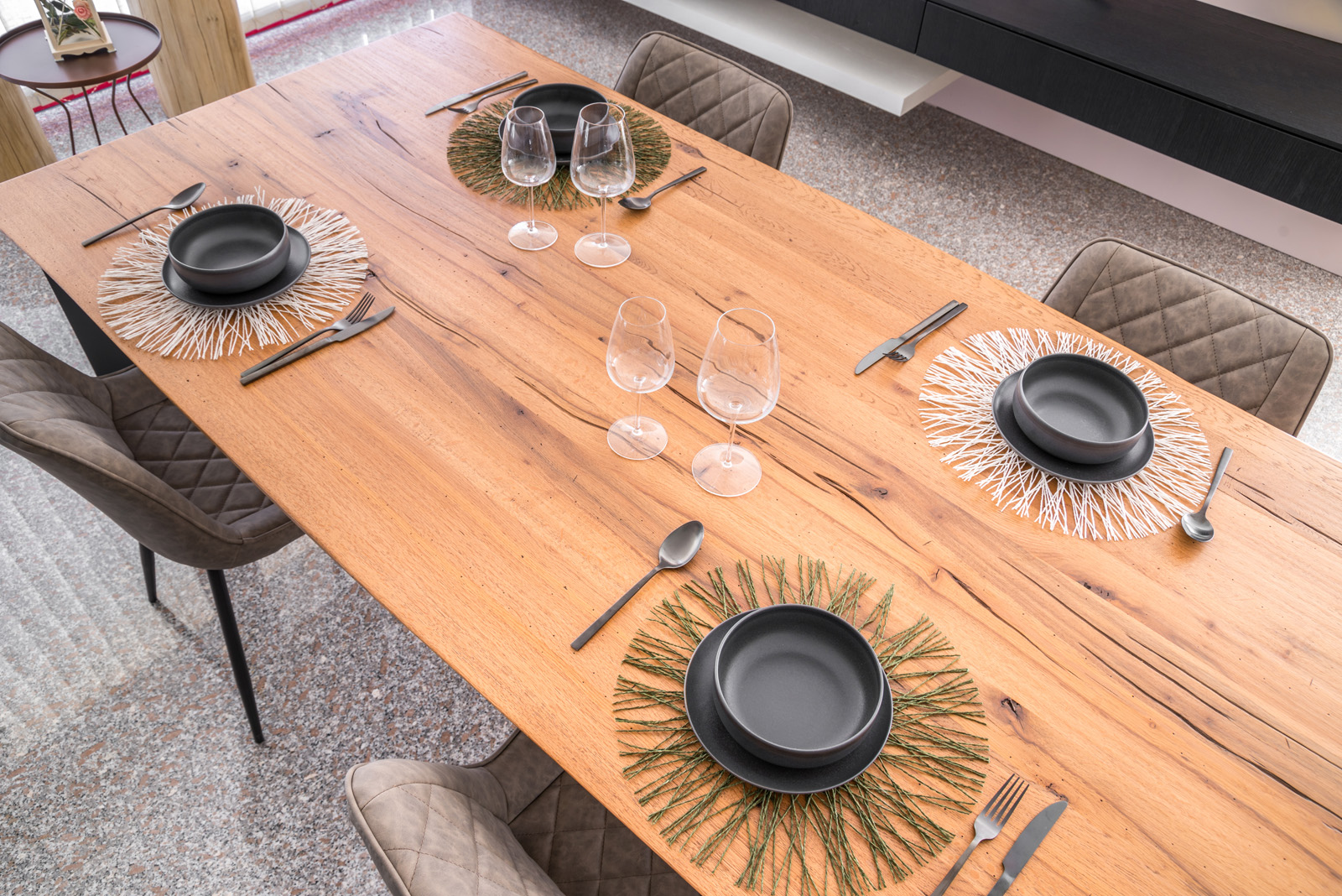 Tavolo moderno in legno massello
