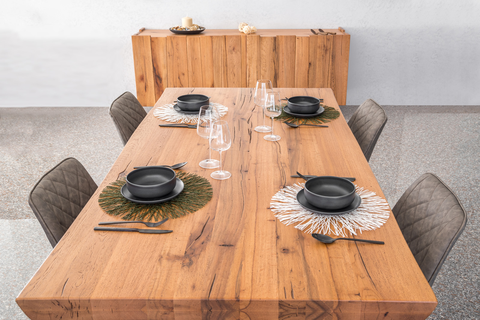Tavolo moderno in legno massello